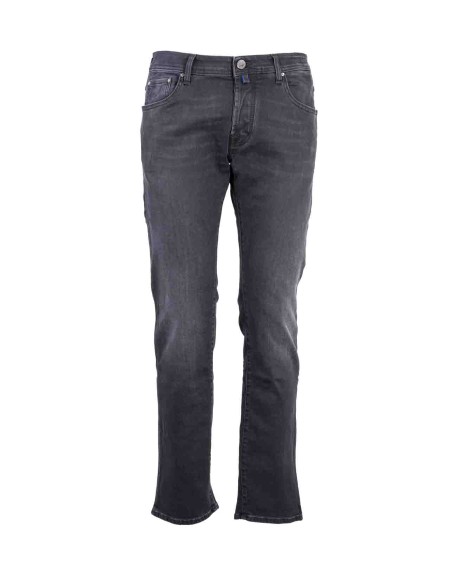 Shop JACOB COHEN  Jeans: Jacob Cohen jeans Nick neri.
Denim stretch di cotone.
Modello a cinque tasche.
Vita bassa.
Passanti al punto vita.
Chiusura con bottoni.
Bottone logato con dettagli a spina di pesce.
Patta interna ricamata con nome del pantalone e citazione del fondatore.
Include bandana con stampa e rocchetto di filo.
Profumati con l’esclusiva fragranza Jacob Cohën.
Composizione: 98% Cotone 2% Elastan.
Fabbicato in Italia.. UQE06 30 S3622 NICK-544D